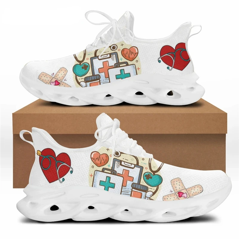 HOMDOW, женская обувь на плоской подошве, мультяшная Больничная медицинская обувь с принтом медицины, удобные кроссовки для ходьбы, обувь
HOMDOW, женская обувь на плоской подошве, мультяшная Больничная медицинская обувь с принтом медицины, удобные кроссовки для ходьбы, обувь