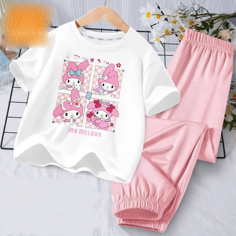 Kawaii Sanrios Kuromi My Melody Girl Детская Хлопковая футболка с коротким рукавом летние тонкие секционные ледяные шелковые брюки комплект из двух предметов
Kawaii Sanrios Kuromi My Melody Girl Детская Хлопковая футболка с коротким рукавом летние тонкие секционные ледяные шелковые брюки комплект из двух предметов