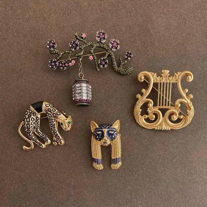 Vintage Luxury Palace Baroque Pin Brooches Personality Leopard Head Pins Literary Harp Plum Blossom Coat Jewelry Accessories 
Vintage Luxury Palace Baroque Pin Brooches Personality Leopard Head Pins Literary Harp Plum Blossom Coat Jewelry Accessories