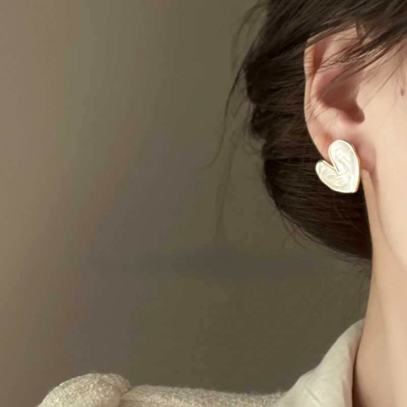 2022 High-Grade French Retro Love Enamel Earrings Delicate Girl Ear Studs
2022 High-Grade French Retro Love Enamel Earrings Delicate Girl Ear Studs