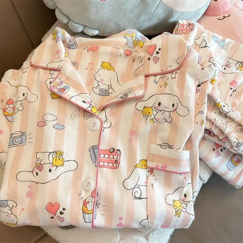 Kawaii Мультфильм Sanrios Kuromi Cinnamoroll понравило Лото пижамы Домашняя одежда Костюм Аниме свободный с длинным рукавом подарок для девочки
Kawaii Мультфильм Sanrios Kuromi Cinnamoroll понравило Лото пижамы Домашняя одежда Костюм Аниме свободный с длинным рукавом подарок для девочки