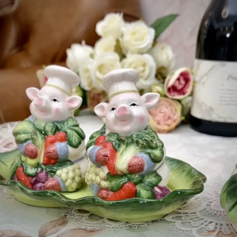 Ceramic Cook Pig Food Container Spice Jar Kitchen Seasoning Pot Home Decor Porcelain Figurines Salt And Pepper Cans Crafts
Ceramic Cook Pig Food Container Spice Jar Kitchen Seasoning Pot Home Decor Porcelain Figurines Salt And Pepper Cans Crafts