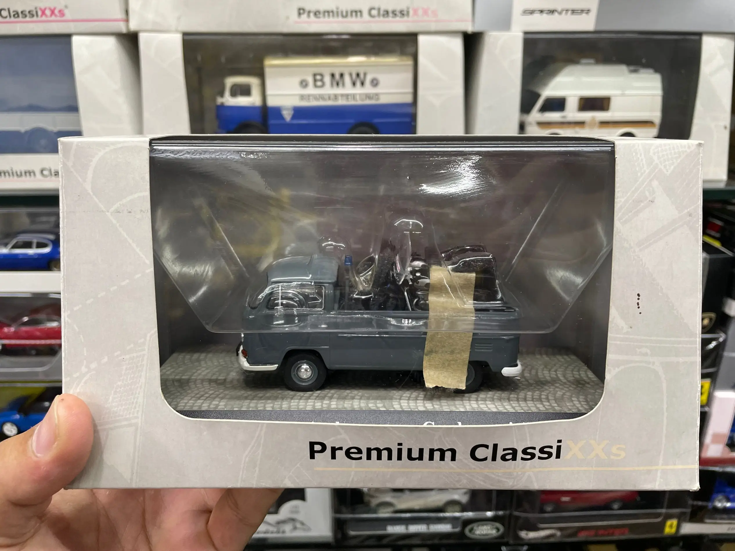 Premium ClassiXXs V*W T2a Pritschenwagen Gendarmerie With Motorcycles New in Original Box
Premium ClassiXXs V*W T2a Pritschenwagen Gendarmerie With Motorcycles New in Original Box