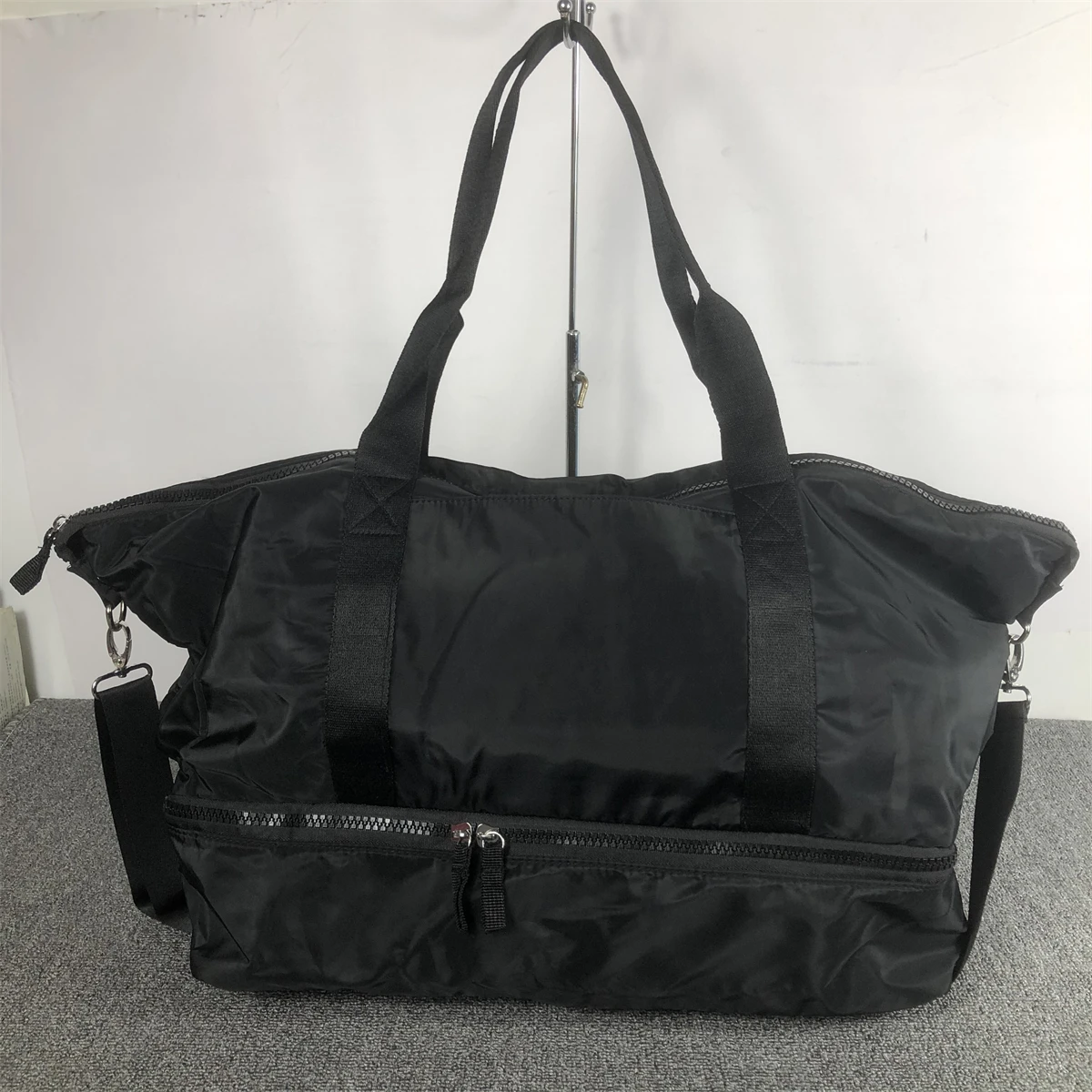 Men's and women's hand luggage bags of European and American brands Large capacity single shoulder cross body travel bags
Men's and women's hand luggage bags of European and American brands Large capacity single shoulder cross body travel bags