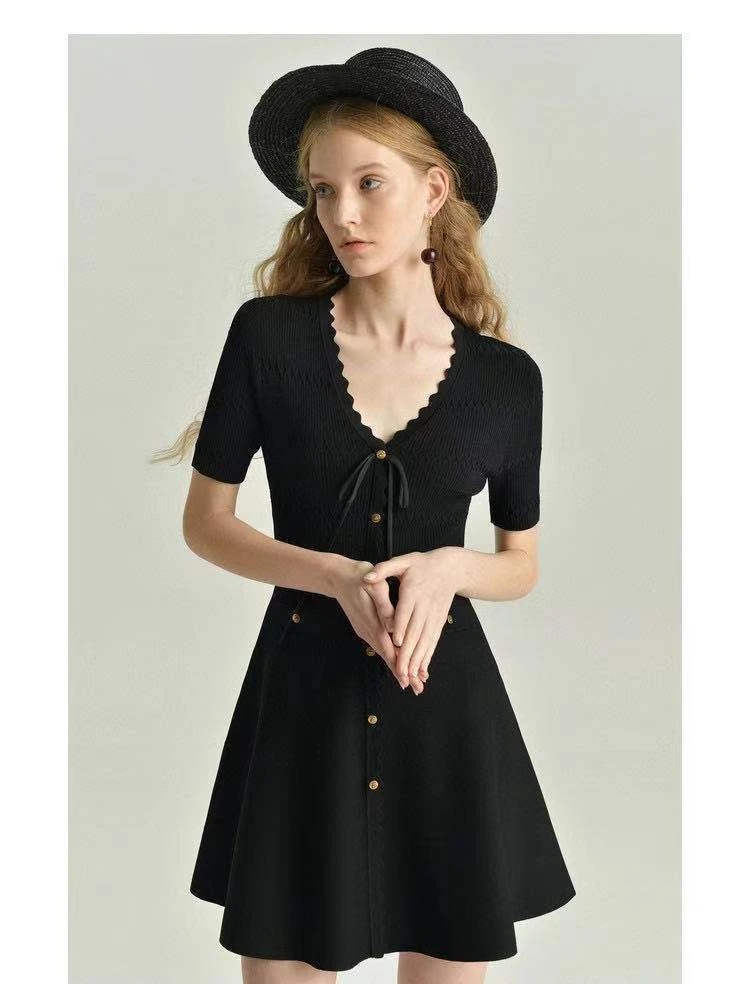 Solid Color Short-sleeved A-line Skirt for RUANDAI 2022 Summer New Wavy Edge V-neck Slim Single-breasted Knitted Dress Women
Solid Color Short-sleeved A-line Skirt for RUANDAI 2022 Summer New Wavy Edge V-neck Slim Single-breasted Knitted Dress Women