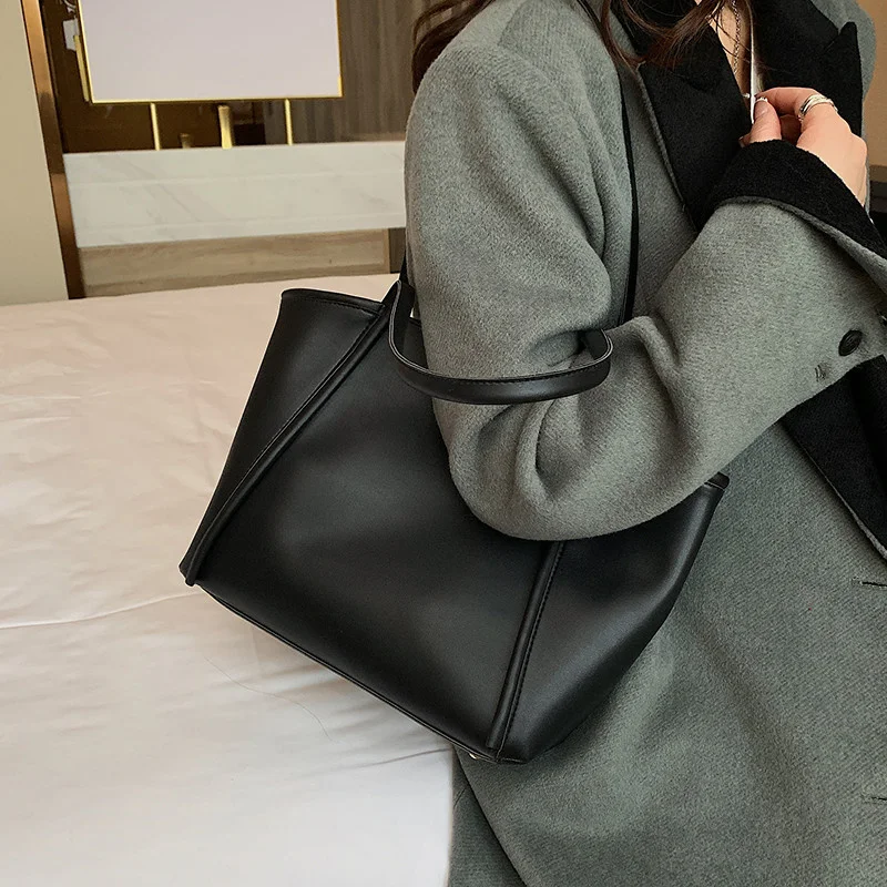 Single shoulder bag tote bag large capacity portable bag 2021 new fashion leisure bag ins winter mother and son bag simple
Single shoulder bag tote bag large capacity portable bag 2021 new fashion leisure bag ins winter mother and son bag simple