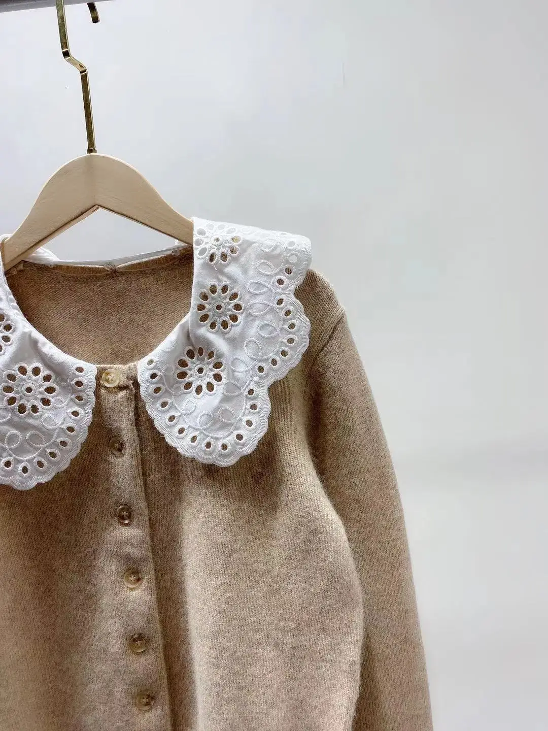 Женский трикотажный кардиган с вышивкой, однобортный Кардиган с цветочной вышивкой и отстрочкой, с воротником «Питер Пэн» и длинным рукавом
Женский трикотажный кардиган с вышивкой, однобортный Кардиган с цветочной вышивкой и отстрочкой, с воротником «Питер Пэн» и длинным рукавом