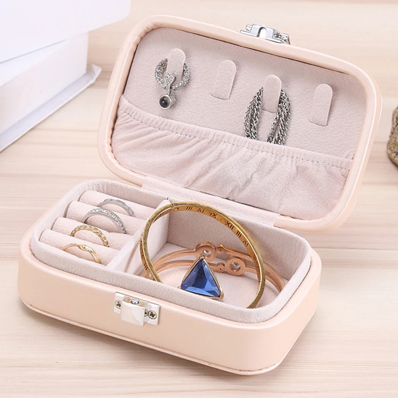 Новая Подарочная коробка для хранения ювелирных изделий, портативный органайзер для колец, серег, ожерелий, двухслойная искусственная кожа, Внешняя упаковка
Новая Подарочная коробка для хранения ювелирных изделий, портативный органайзер для колец, серег, ожерелий, двухслойная искусственная кожа, Внешняя упаковка