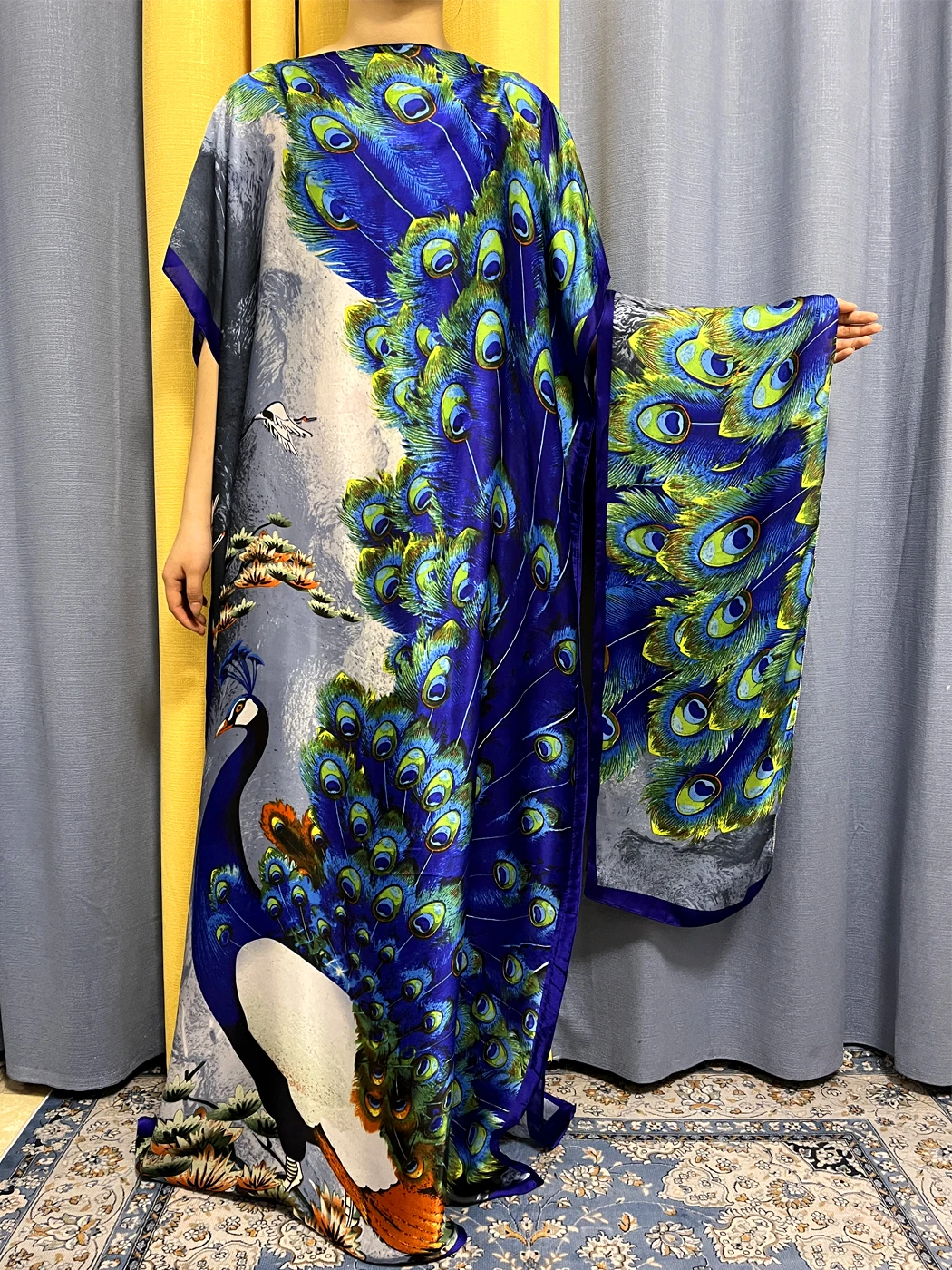 Женское шелковое свободное платье Abayas, большие платья с принтом павлина и поясом-тюрбаном в африканском стиле, лето 2023
Женское шелковое свободное платье Abayas, большие платья с принтом павлина и поясом-тюрбаном в африканском стиле, лето 2023