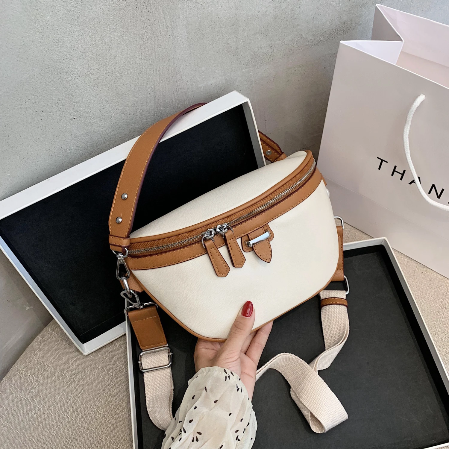 Casual High Quality PU Leather Waist Bags For Women 2021 Zipper Shoulder Messenger Bag Lady Chest Crossbody Women Handbags
Casual High Quality PU Leather Waist Bags For Women 2021 Zipper Shoulder Messenger Bag Lady Chest Crossbody Women Handbags