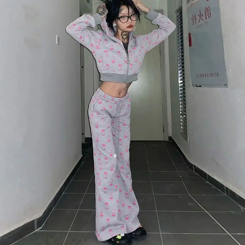 Hello Kitty Sanrio из двух частей Спайс Girl Y2K дизайн жаккардовая толстовка с кулиской мини расклешенные Короткие топы свободные и мягкие брюки
Hello Kitty Sanrio из двух частей Спайс Girl Y2K дизайн жаккардовая толстовка с кулиской мини расклешенные Короткие топы свободные и мягкие брюки