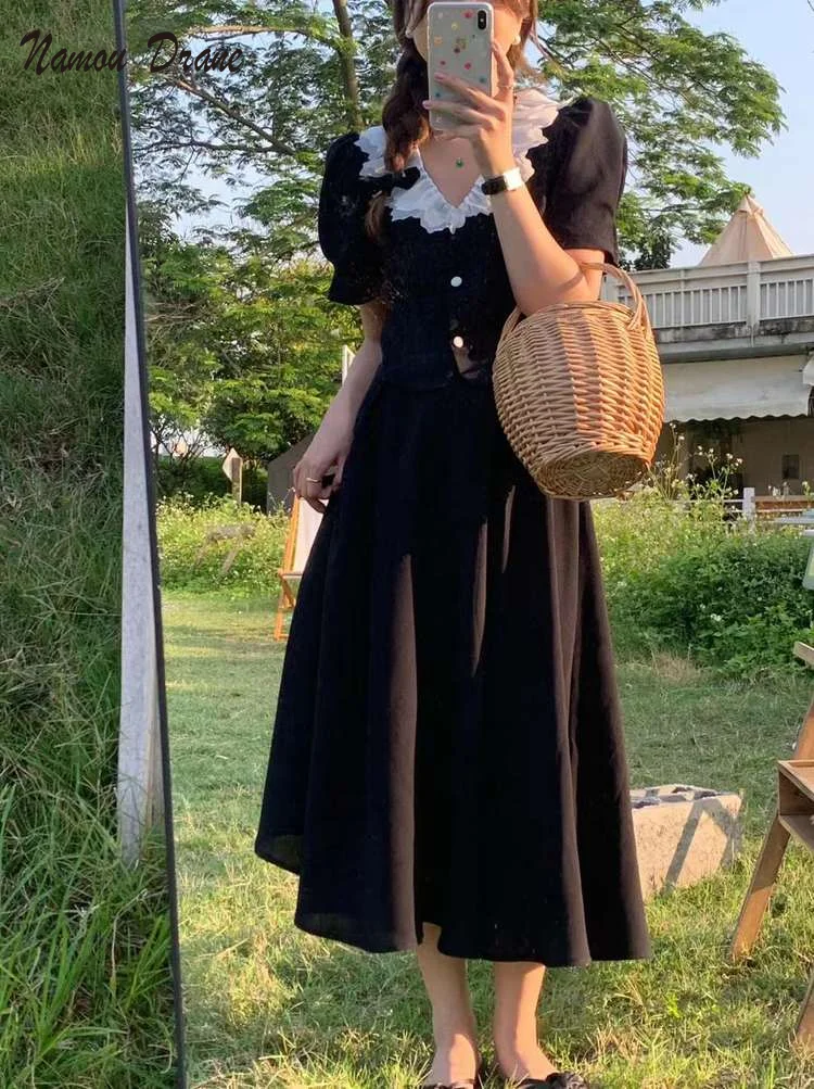 Namou Drane Summer 2022 Korean Retro Style Flounces Short Sleeve Shirt Woman + High Waist Slim Half A-line Skirt 
Namou Drane Summer 2022 Korean Retro Style Flounces Short Sleeve Shirt Woman + High Waist Slim Half A-line Skirt