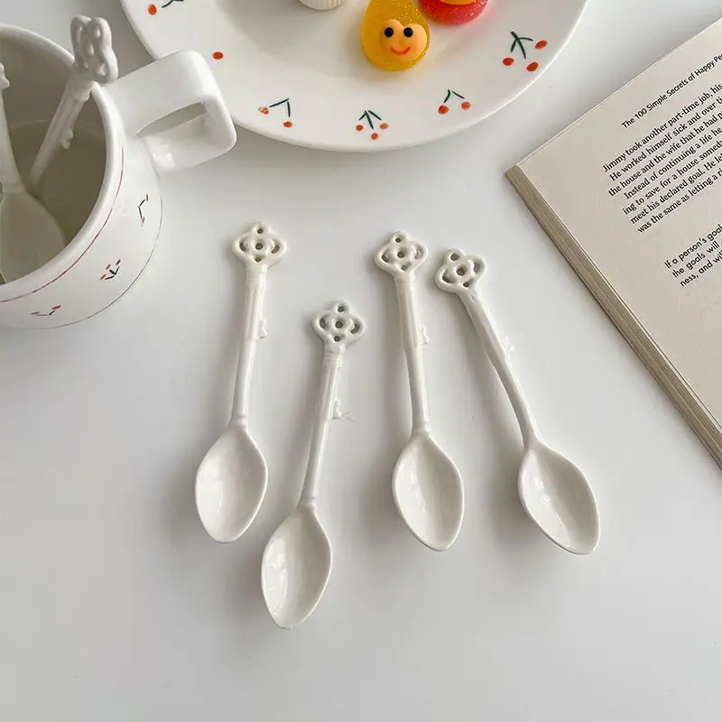 Ложка керамическая в дворцовом стиле, кофейная ложка с отверстиями и лепестками, десертная ложка для послеобеденного чая, перемешивающая 
Ложка керамическая в дворцовом стиле, кофейная ложка с отверстиями и лепестками, десертная ложка для послеобеденного чая, перемешивающая