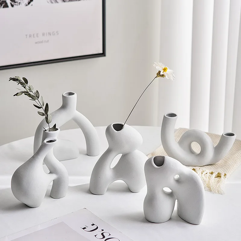 Белая керамическая ваза с абстрактным изображением нордическое