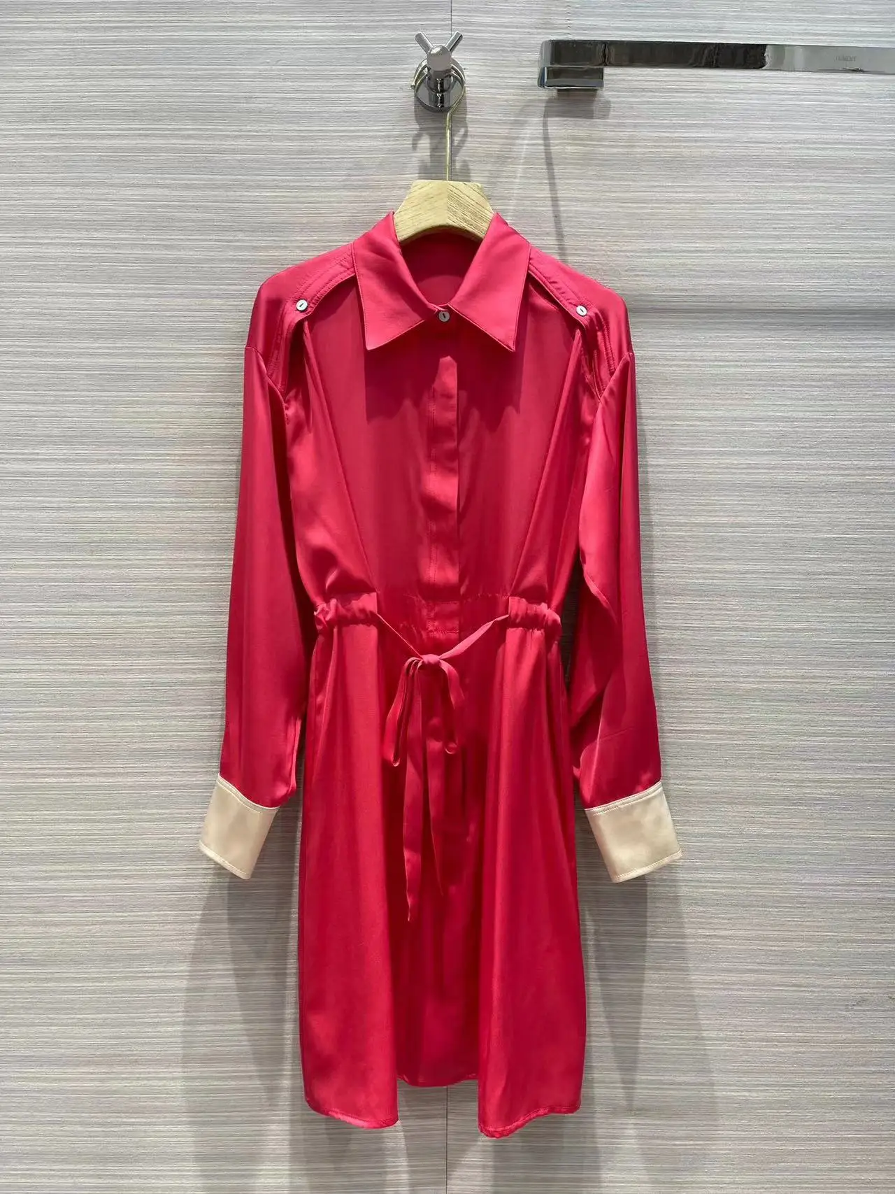 2022 Summer Women's Runway Designer Vintage Solid Loose Dress Long Sleeves High Quality Hot Silk Single Breasted Dresses
2022 Summer Women's Runway Designer Vintage Solid Loose Dress Long Sleeves High Quality Hot Silk Single Breasted Dresses
