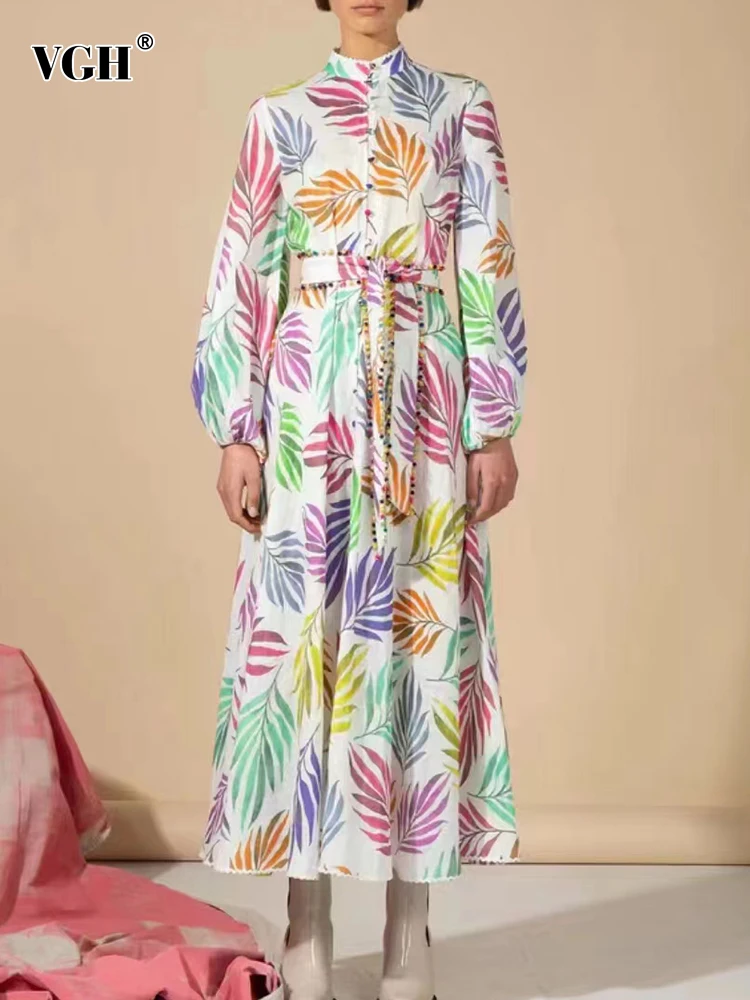 Женское платье с воротником-стойкой, длинным рукавом-фонариком и оборками 
Женское платье с воротником-стойкой, длинным рукавом-фонариком и оборками