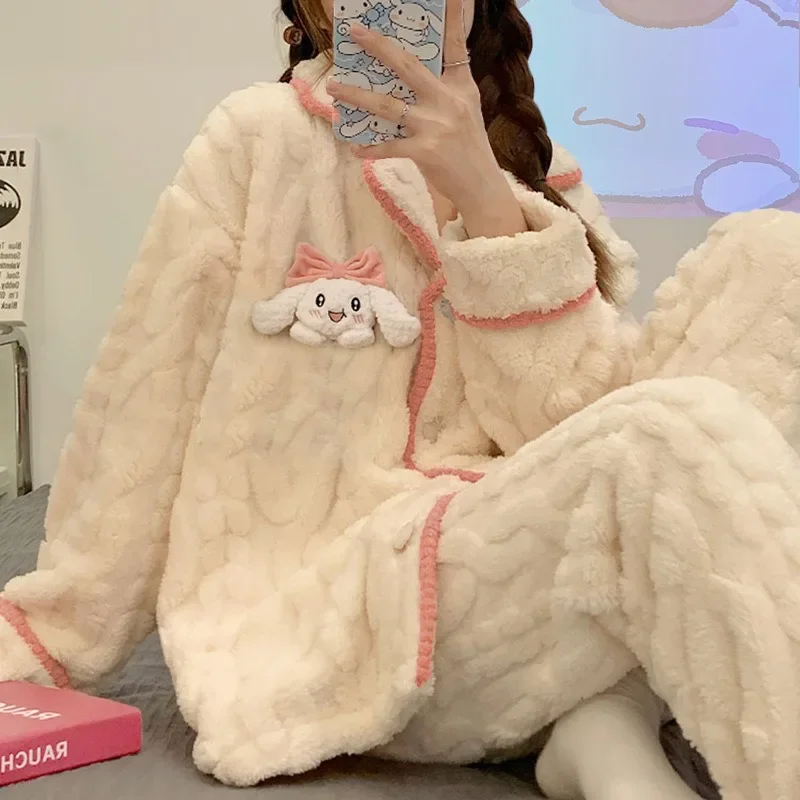 Sanrio Cinnamoroll осень-зима теплый фланелевый Кардиган пижамы Домашняя одежда Мягкая Повседневная мультяшная кавайная пижама с длинным рукавом костюм
Sanrio Cinnamoroll осень-зима теплый фланелевый Кардиган пижамы Домашняя одежда Мягкая Повседневная мультяшная кавайная пижама с длинным рукавом костюм