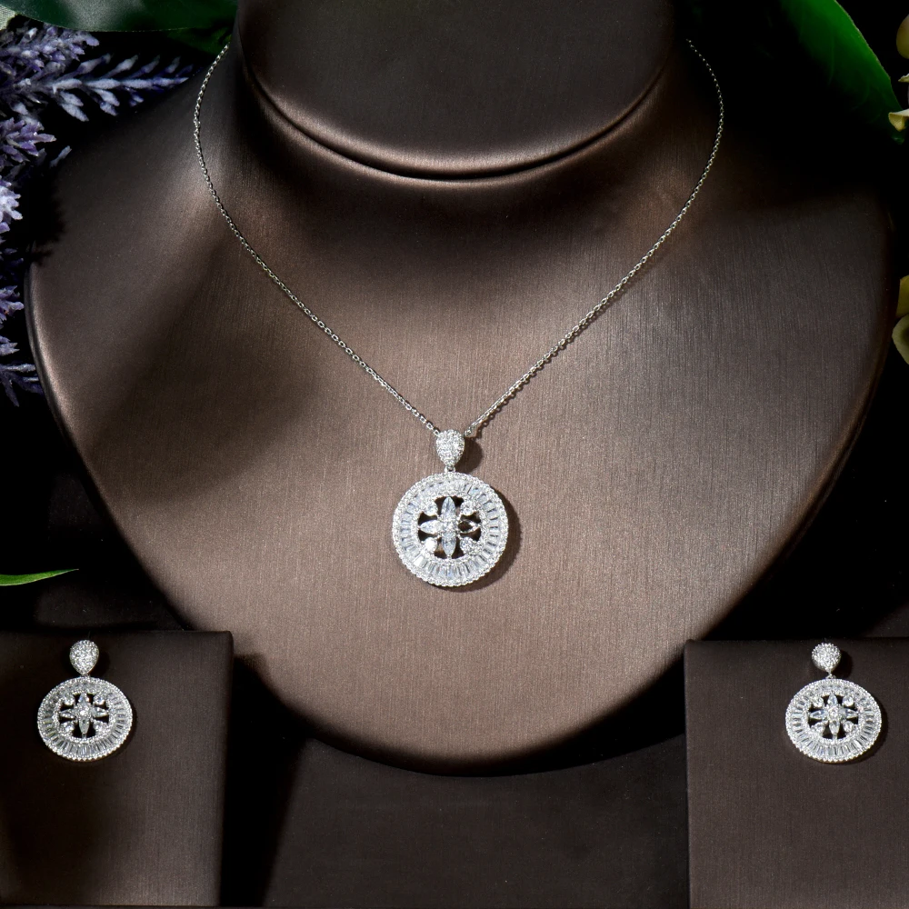 Комплект ювелирных изделий из колье и серёг, с фианитом 
Комплект ювелирных изделий из колье и серёг, с фианитом