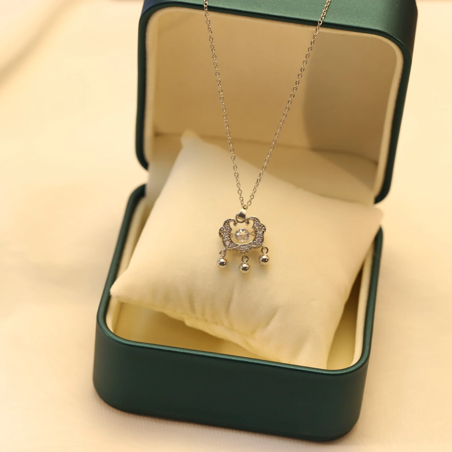 2022 new long life lock beating heart necklace jewelry Xiangyun Ruyi wild retro collarbone chain pendant Birthday Party Gifts
2022 new long life lock beating heart necklace jewelry Xiangyun Ruyi wild retro collarbone chain pendant Birthday Party Gifts