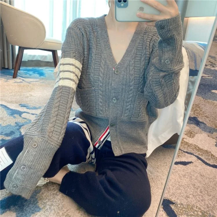 Net red star with the same jacket cardigan women's long-sleeved autumn tb four-bar V-neck loose woolen sweater
Net red star with the same jacket cardigan women's long-sleeved autumn tb four-bar V-neck loose woolen sweater