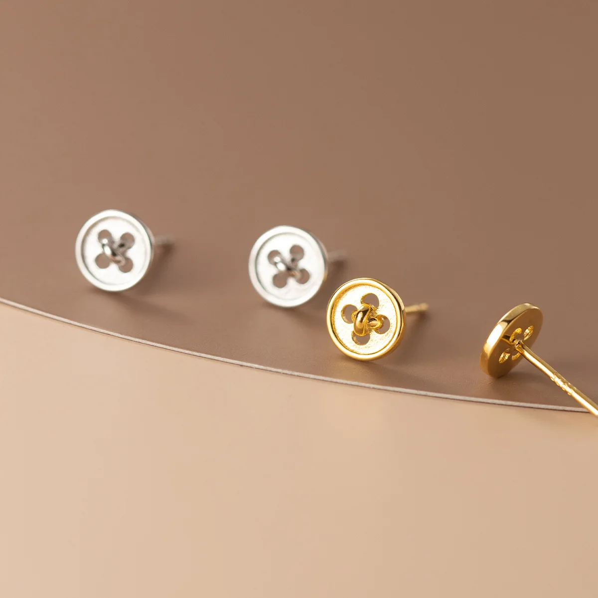 Женские серьги-гвоздики из серебра 925 пробы, с круглыми пуговицами
Женские серьги-гвоздики из серебра 925 пробы, с круглыми пуговицами