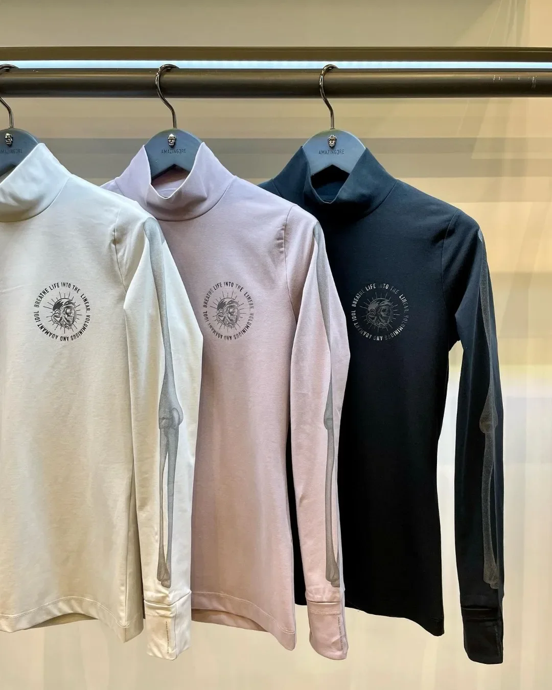 Футболка с длинным рукавом и воротником-стойкой 
Футболка с длинным рукавом и воротником-стойкой