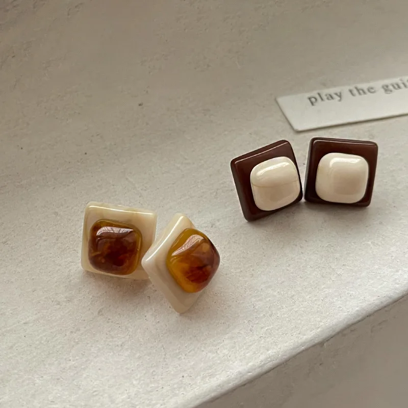 S925 Retro Resin Square Earrings Niche Simple Design Earrings Fashion Personality Temperament Female High-end Earrings Trend
S925 Retro Resin Square Earrings Niche Simple Design Earrings Fashion Personality Temperament Female High-end Earrings Trend