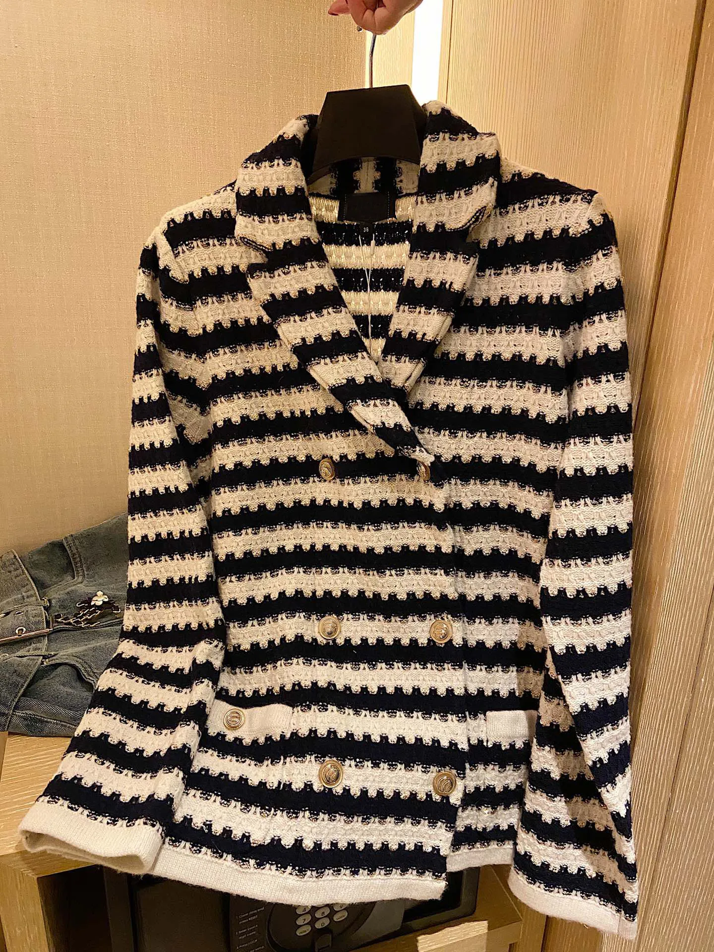 In the spring of 2022 the new blue and white striped loose knitting cardigan coat long-sleeved suit
In the spring of 2022 the new blue and white striped loose knitting cardigan coat long-sleeved suit