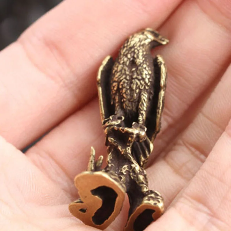 1*Handmade Eagle Ornament Vintage Copper Bird Ornaments Small Statue Figurine Miniature Home Store Office Animal Decoration
1*Handmade Eagle Ornament Vintage Copper Bird Ornaments Small Statue Figurine Miniature Home Store Office Animal Decoration