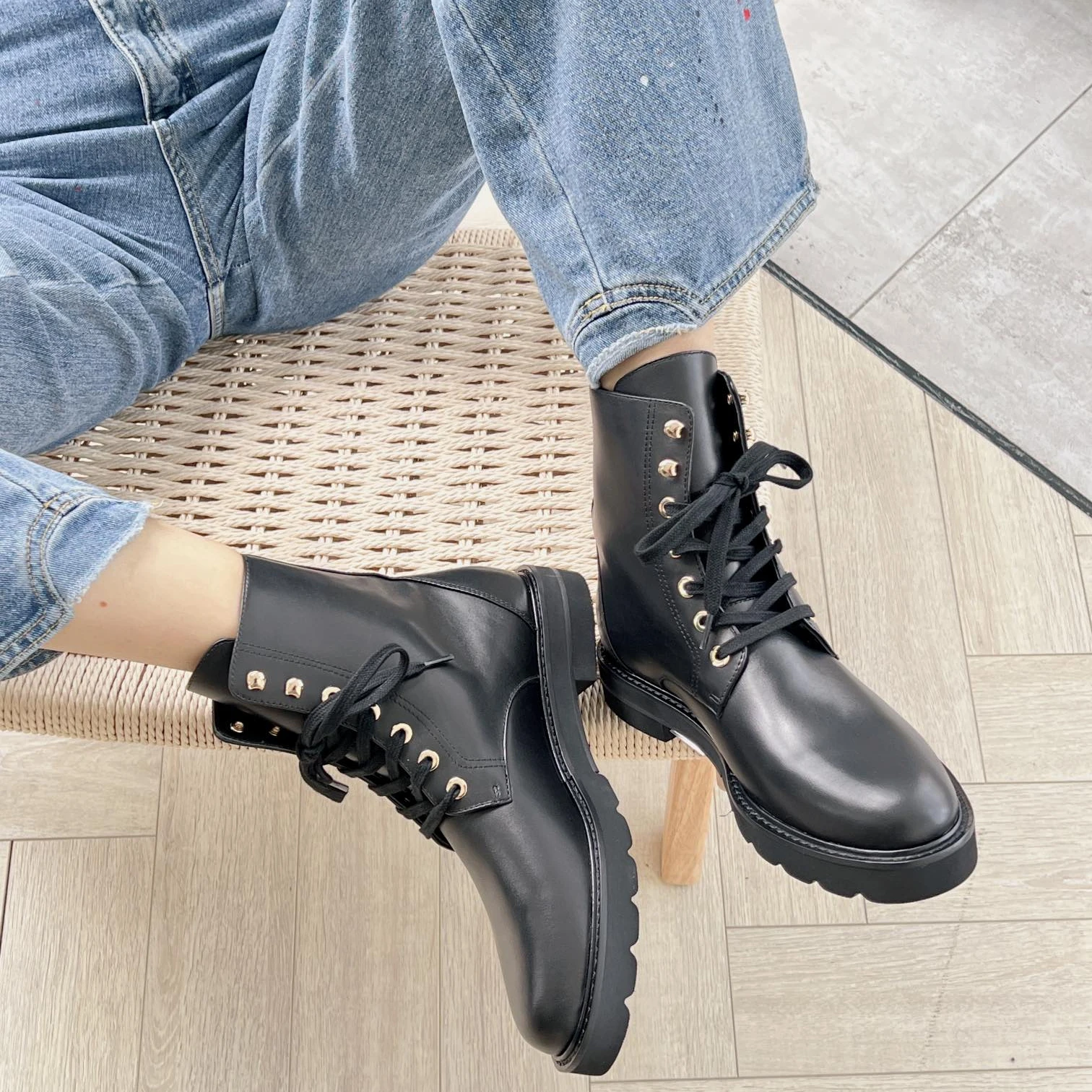 Womens Shoes 7-hole Lace-up Autumn and Winter British Style Thick-soled Motorcycle Boots
Womens Shoes 7-hole Lace-up Autumn and Winter British Style Thick-soled Motorcycle Boots