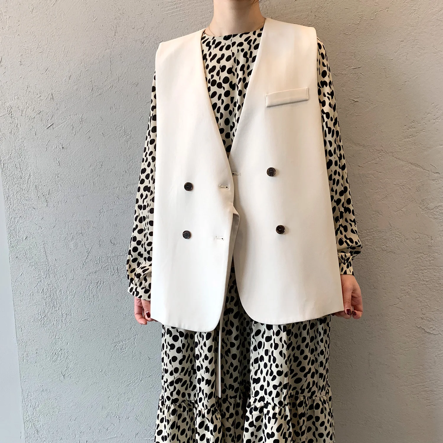 Korean Version Short Suit Vest 2022 Spring Summer New Loose V-neck Vest Women's Fashion Double Breasted Waistcoat
Korean Version Short Suit Vest 2022 Spring Summer New Loose V-neck Vest Women's Fashion Double Breasted Waistcoat