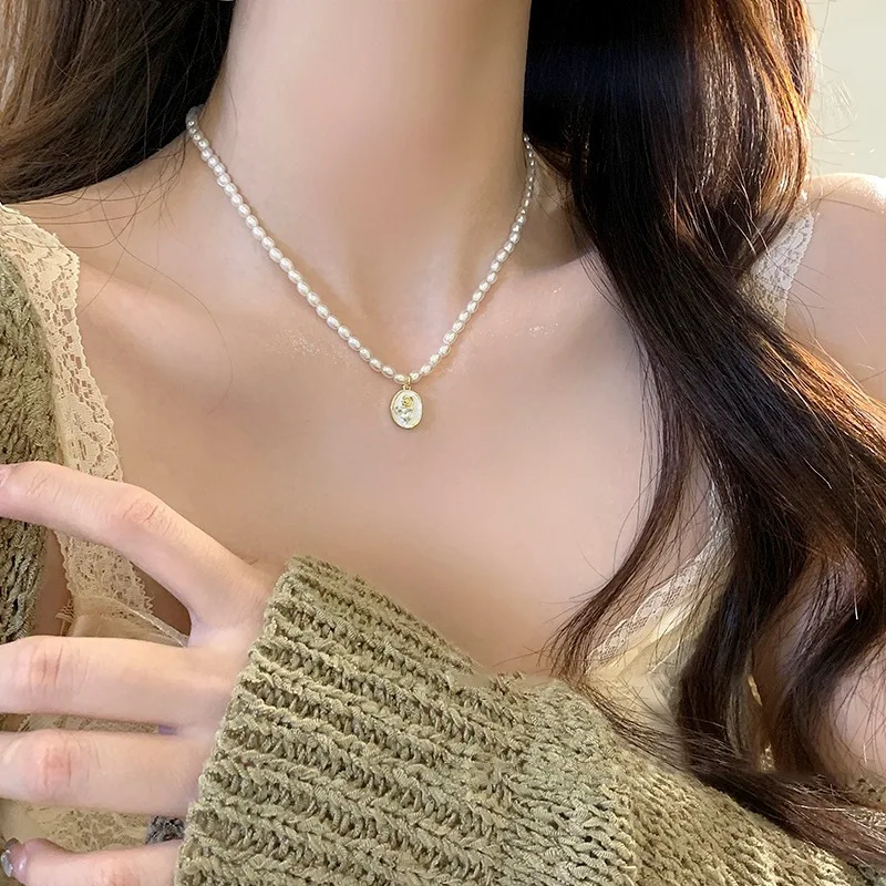 French Vintage Rose Brand Pendant Pearl Necklace Women's Design Sense High-end Collarbone Chain Accessories Chains
French Vintage Rose Brand Pendant Pearl Necklace Women's Design Sense High-end Collarbone Chain Accessories Chains