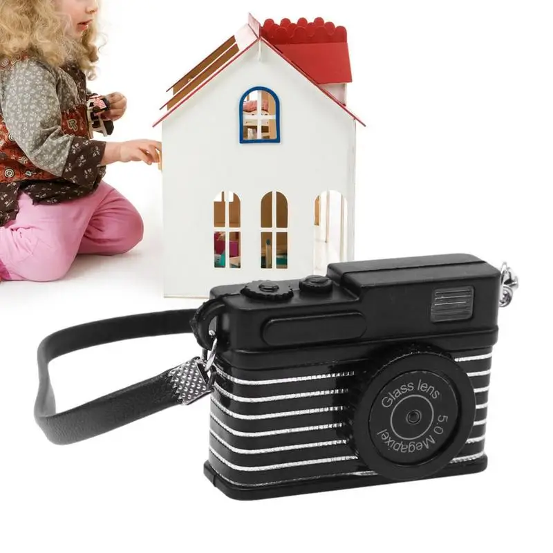 Цифровая детская камера кукольный домик цифровая зеркальная камера Масштаб Мини винтажная камера декоративная Модель фотография реквизит мини-камера
Цифровая детская камера кукольный домик цифровая зеркальная камера Масштаб Мини винтажная камера декоративная Модель фотография реквизит мини-камера