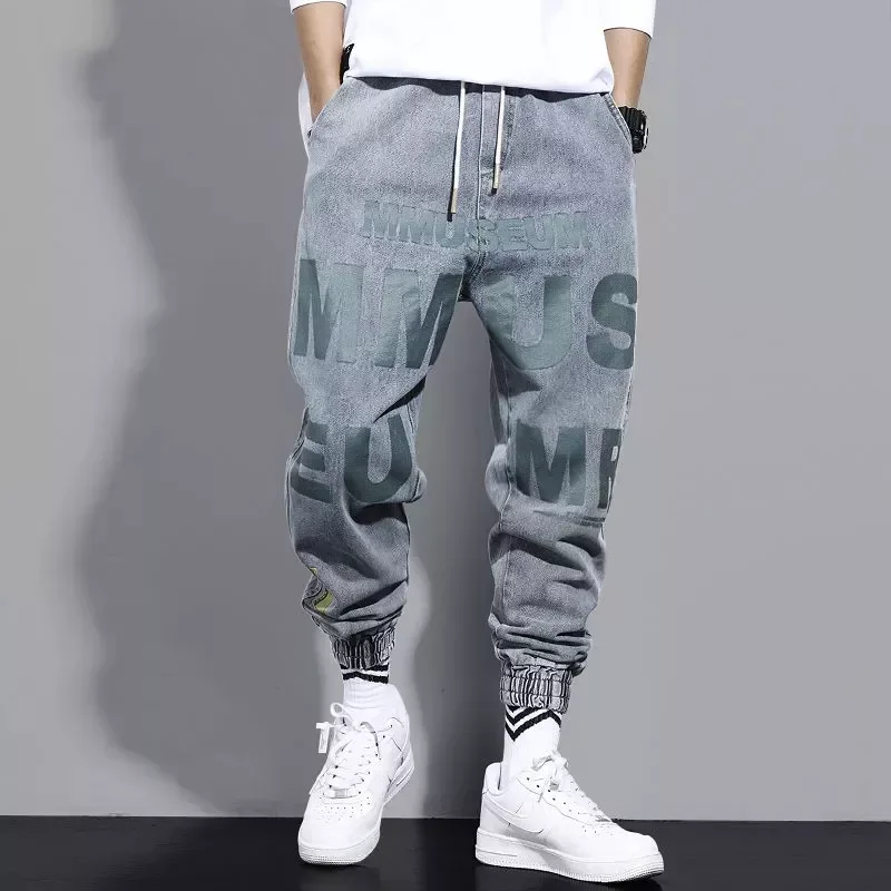 NEW IN Fashion High Street Jeans Casual Harem Pants Letter Print Light Blue Sweatpants Trousers Drawstring Homens Jeans Denim Pa
NEW IN Fashion High Street Jeans Casual Harem Pants Letter Print Light Blue Sweatpants Trousers Drawstring Homens Jeans Denim Pa
