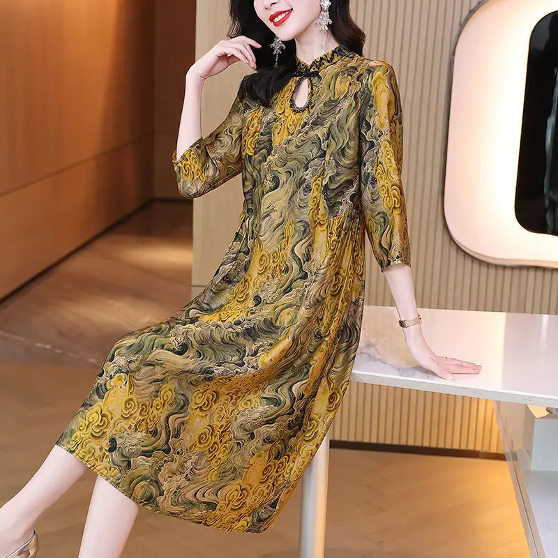 Heavy silk dress female 2022 spring new casual Chinese retro buckle temperament skirt silk prints o neck broad wife skirt dress 
Heavy silk dress female 2022 spring new casual Chinese retro buckle temperament skirt silk prints o neck broad wife skirt dress