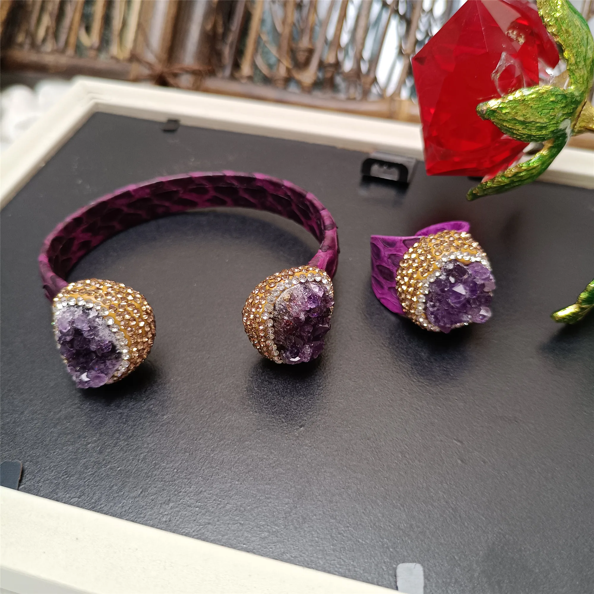 Natural Amethyst Rhinestone Leather Ring Bracelet Set Ladies European and American Exaggerated Fashion Dress Party Accessories
Natural Amethyst Rhinestone Leather Ring Bracelet Set Ladies European and American Exaggerated Fashion Dress Party Accessories