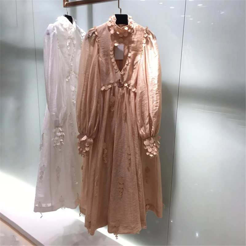 Женское платье с рукавами-фонариками и кисточками 
Женское платье с рукавами-фонариками и кисточками