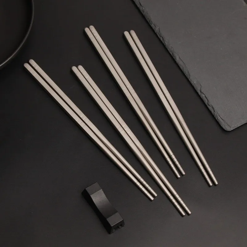 Titanium Alloy Chopsticks Lightweight Non-slip Matte Pure Titanium Chopsticks Portable Outdoor Camping Titanium Tableware New 
Titanium Alloy Chopsticks Lightweight Non-slip Matte Pure Titanium Chopsticks Portable Outdoor Camping Titanium Tableware New