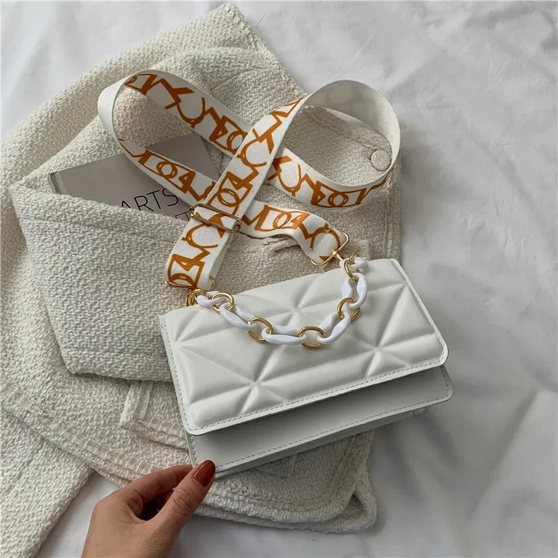 Women's Messenger Bag New Fashion Diamond Chain Solid Color Trendy Texture Wide Shoulder Strap One Shoulder Bag Small Square Bag
Women's Messenger Bag New Fashion Diamond Chain Solid Color Trendy Texture Wide Shoulder Strap One Shoulder Bag Small Square Bag