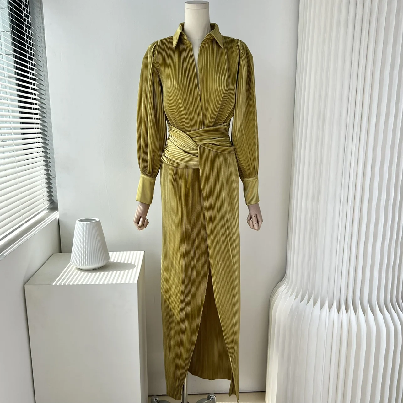 SuperAen Retro V-neck Satin Pleated Long Sleeve Kink Split Irregular Long Dress Turn-down Collar Pleated Long Dress
SuperAen Retro V-neck Satin Pleated Long Sleeve Kink Split Irregular Long Dress Turn-down Collar Pleated Long Dress