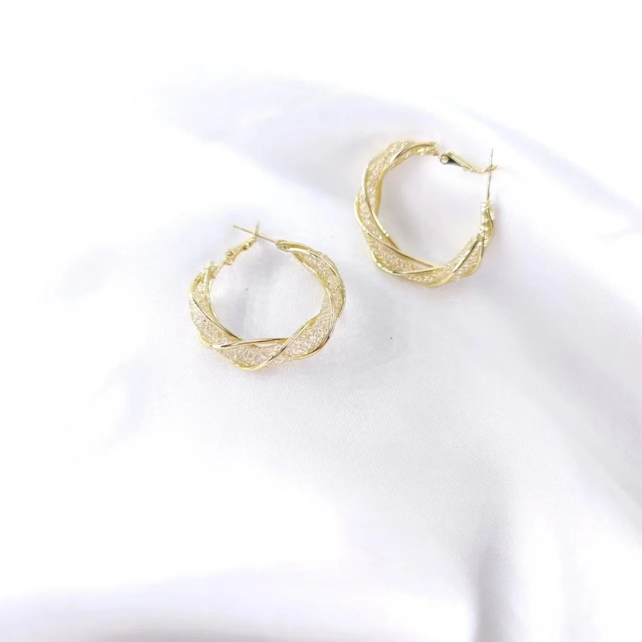 Three Wire Winding Network Management Network Red Series Earrings With Personalized Sparkling Earrings
Three Wire Winding Network Management Network Red Series Earrings With Personalized Sparkling Earrings