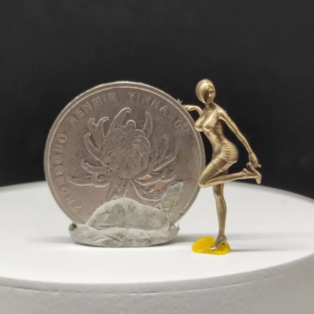 Миниатюра автомобиля "Сексуальная девушка-автомобиль" из меди
Миниатюра автомобиля "Сексуальная девушка-автомобиль" из меди