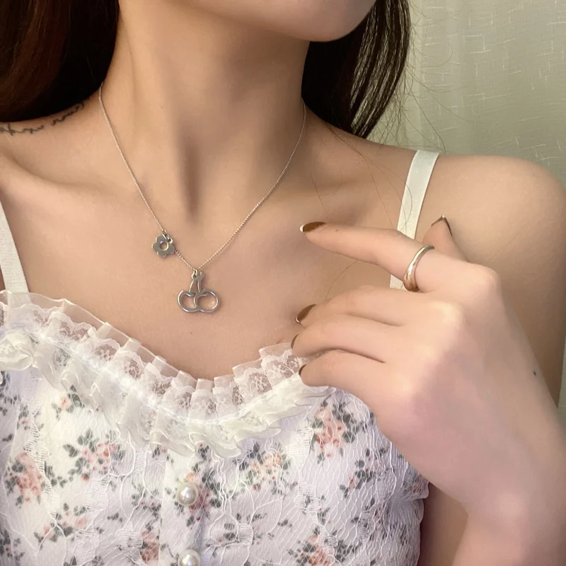 Женское металлическое ожерелье AOMU, длинное ожерелье серебристого цвета с подвеской в форме сердца и цветка, гладкое асимметричное геометри...
Женское металлическое ожерелье AOMU, длинное ожерелье серебристого цвета с подвеской в форме сердца и цветка, гладкое асимметричное геометри...