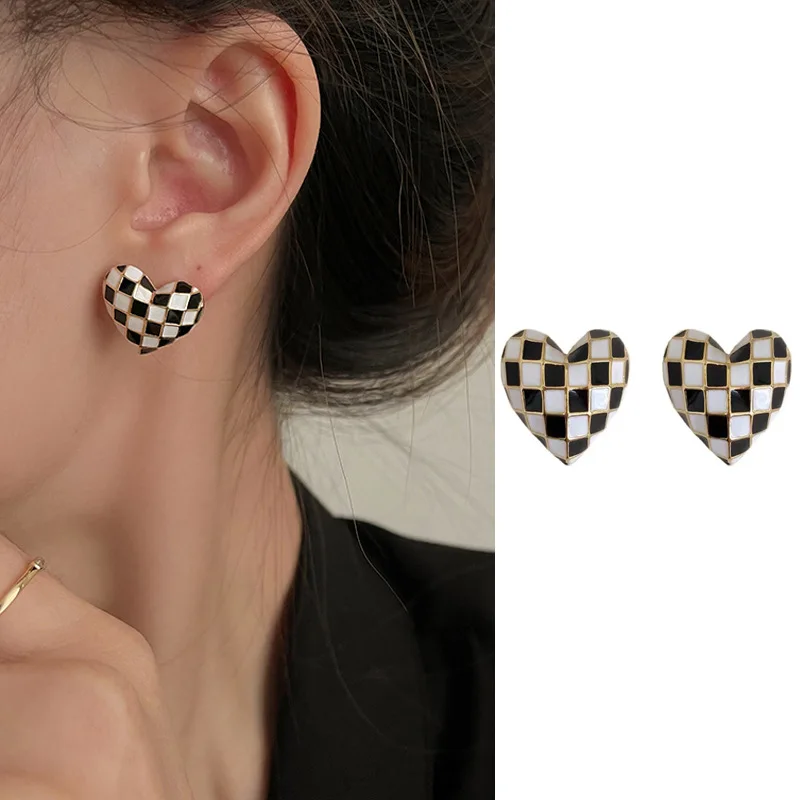 Summer new oil drops black and white box love ear ornaments cold wind niche design checkerboard box earrings
Summer new oil drops black and white box love ear ornaments cold wind niche design checkerboard box earrings