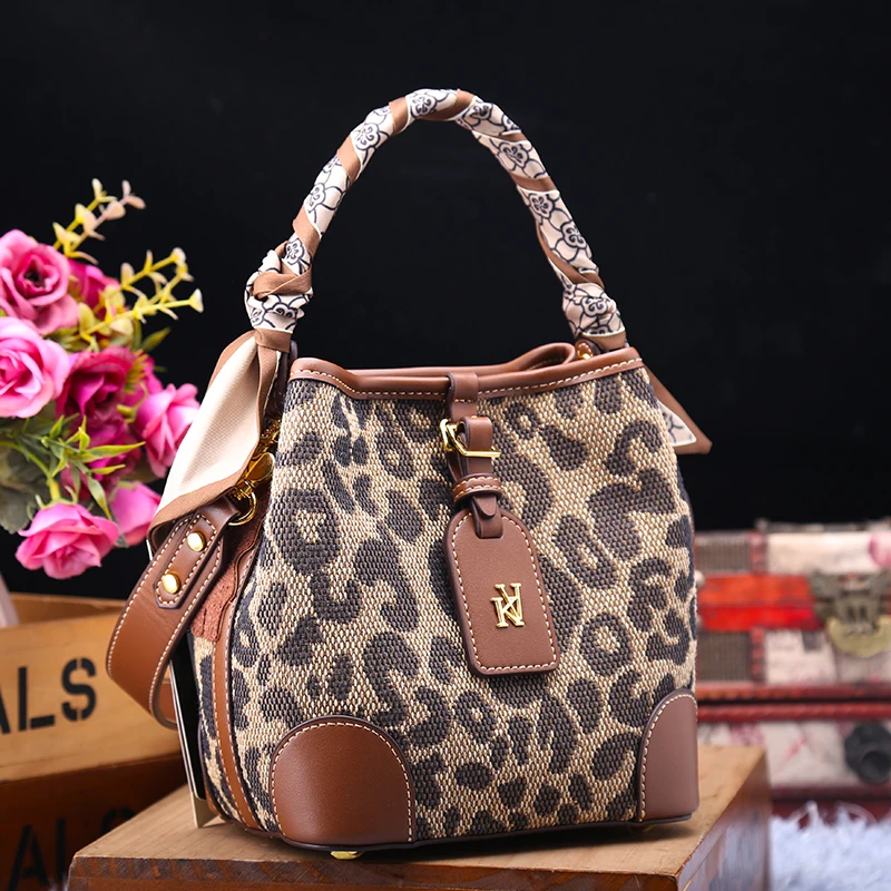 Роскошная брендовая модная дамская сумочка из 100% натуральной кожи с леопардовым принтом, новинка 2021, атмосферная сумка-мессенджер на одно п...
Роскошная брендовая модная дамская сумочка из 100% натуральной кожи с леопардовым принтом, новинка 2021, атмосферная сумка-мессенджер на одно п...