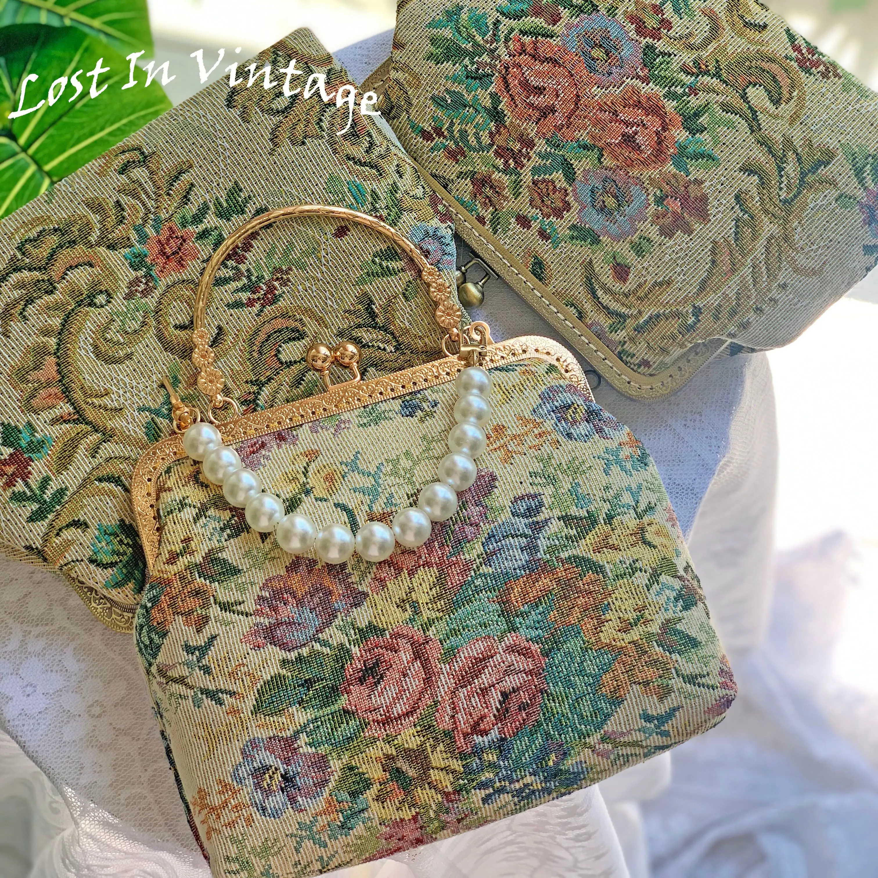 

Lost in Vinatge Inspiration Baroque Floral Tapestry Clutch Purse Gold-tone Metal Frame Kiss Lock Evening Bag with Pearl Strap