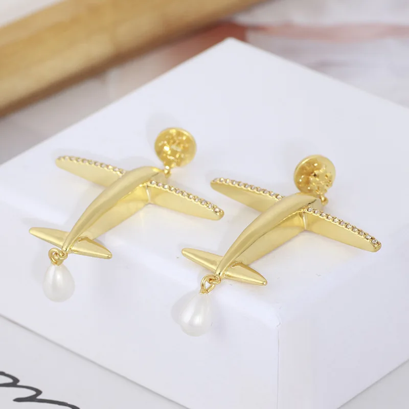 European and American trend jewelry airplane shape inlaid freshwater pearl earrings
European and American trend jewelry airplane shape inlaid freshwater pearl earrings
