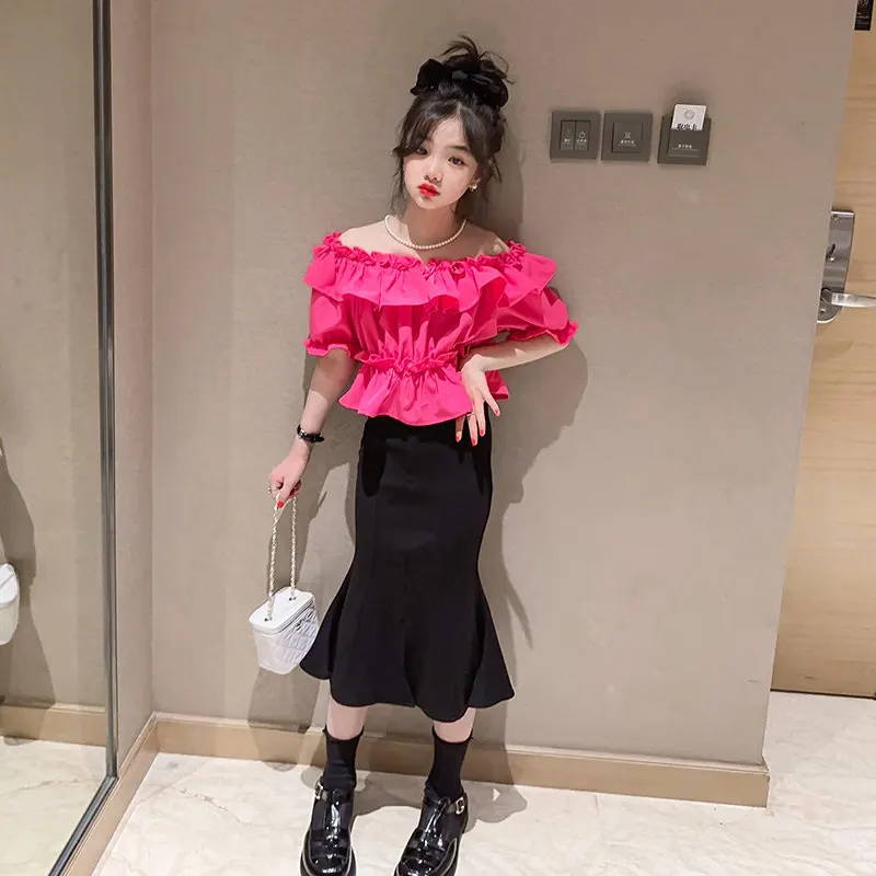 Комплект детской летней одежды, топ с рюшами и открытыми плечами для девочек, черная юбка рыбий хвост с высокой талией, модная эластичная одежда из 2 предметов, костюмы 
Комплект детской летней одежды, топ с рюшами и открытыми плечами для девочек, черная юбка рыбий хвост с высокой талией, модная эластичная одежда из 2 предметов, костюмы