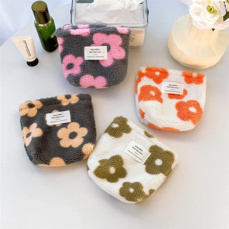 1 Piece Mini Coin Bag Small Korean Fashion Floral Plush Bag for Women Sweet Girls Travel Lipstick Earphone Data Line Storage Bag
1 Piece Mini Coin Bag Small Korean Fashion Floral Plush Bag for Women Sweet Girls Travel Lipstick Earphone Data Line Storage Bag