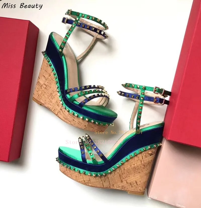 Женские босоножки на танкетке Rockstud, разноцветные радужные сандалии на высоком каблуке, с ремешком на щиколотке и заклепками 
Женские босоножки на танкетке Rockstud, разноцветные радужные сандалии на высоком каблуке, с ремешком на щиколотке и заклепками